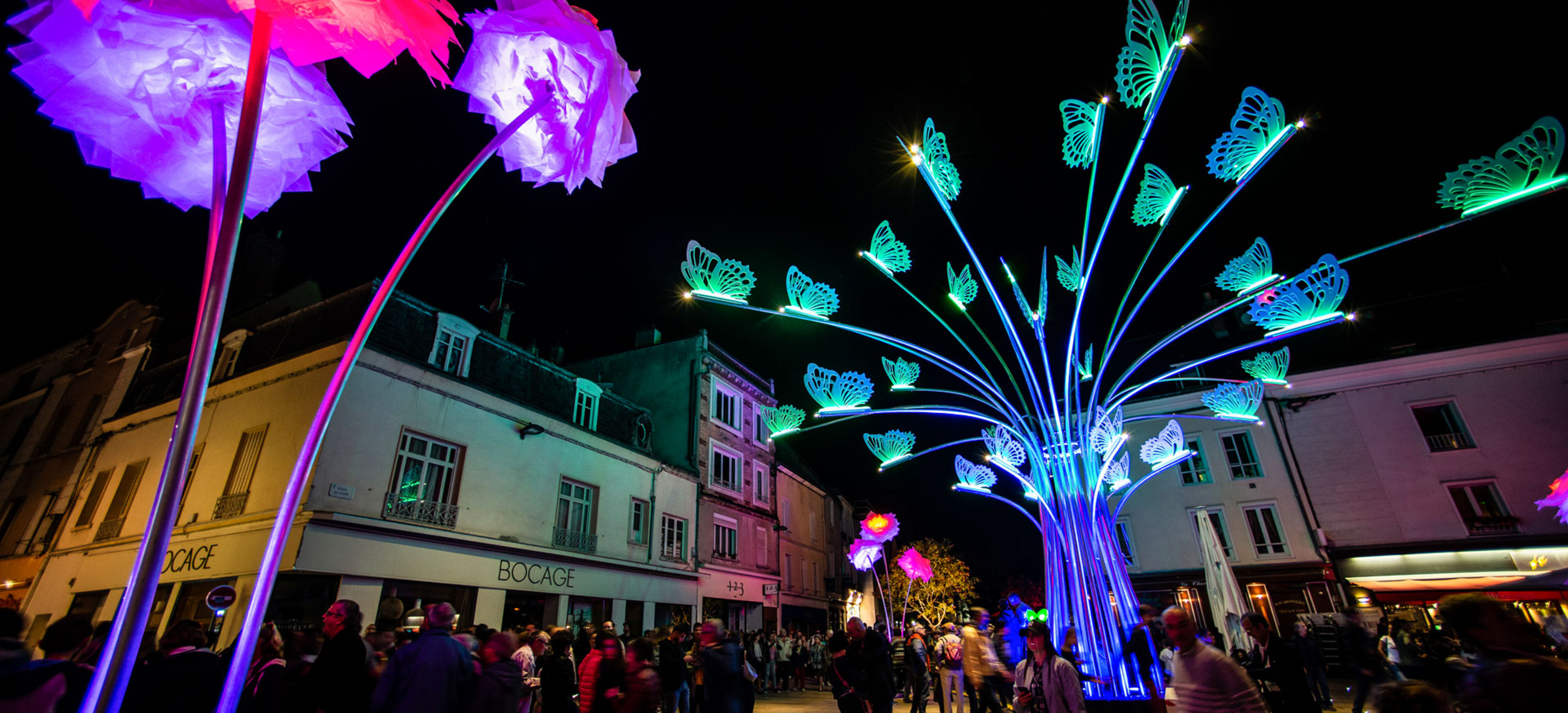 Arbres lumineux Tilt présentés lors de Fête de la lumière 2018 à Chartres