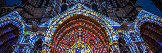 Chartres en lumières - portail nord de la cathédrale - Spectaculaires, Les Allumeurs d’images Chartres en lumières - portail nord de la cathédrale - Spectaculaires, Les Allumeurs d’images