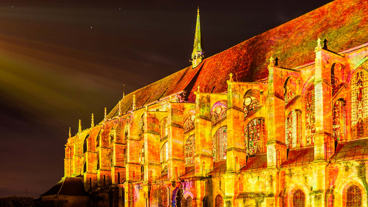 L'église Saint-Pierre illuminée par Chartres en lumières L'église Saint-Pierre illuminée par Chartres en lumières