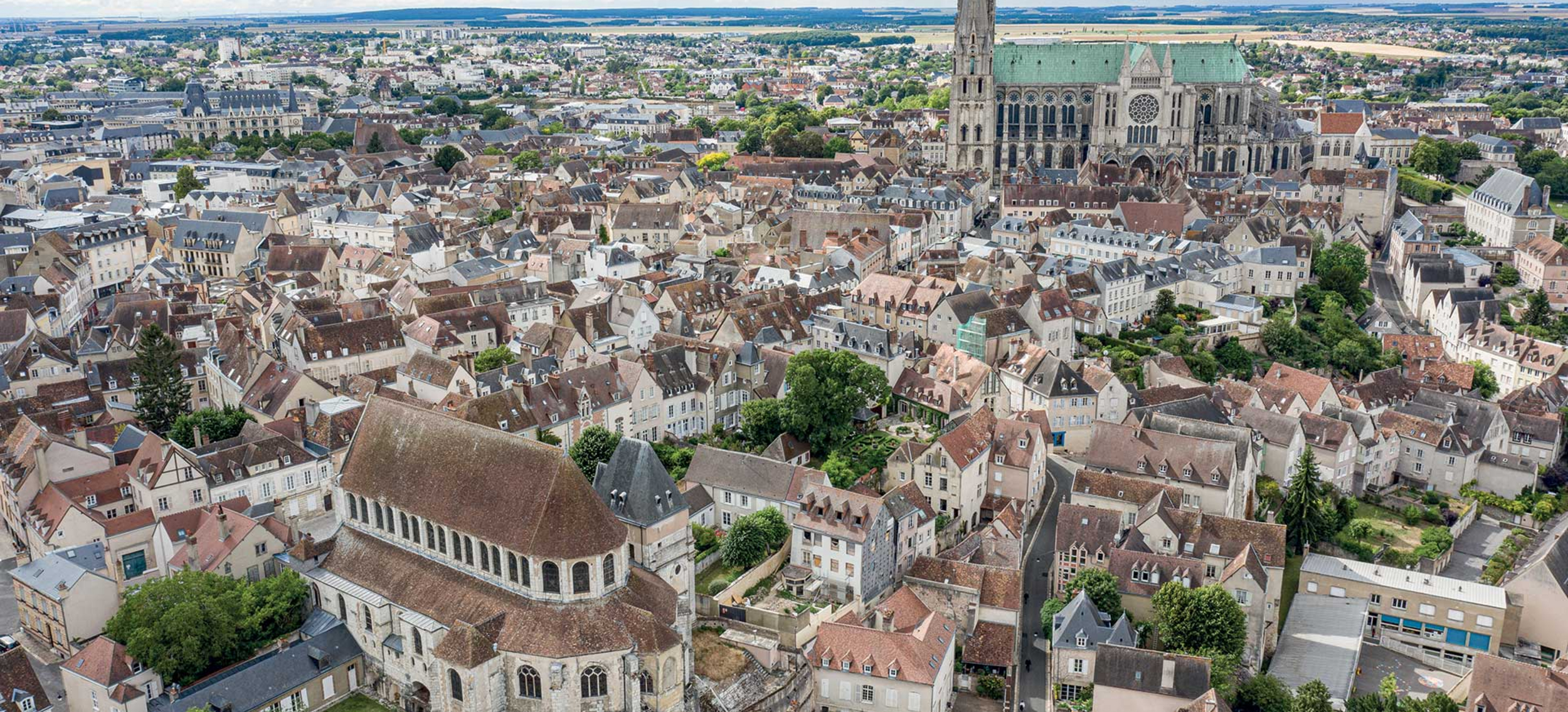 Vue aérienne de Chartres, la cathédrale et l'église Saint Aignan