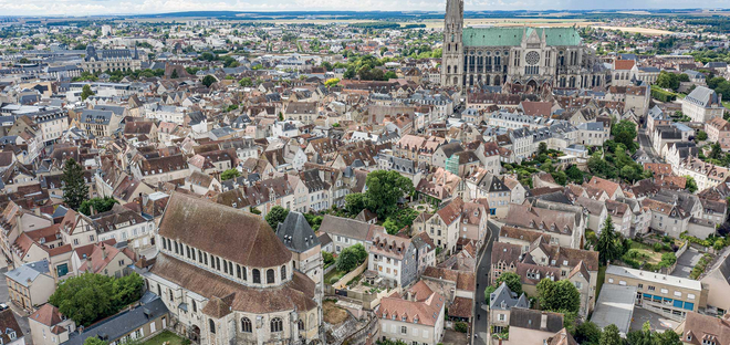 Vue aérienne de Chartres, la cathédrale et l'église Saint Aignan