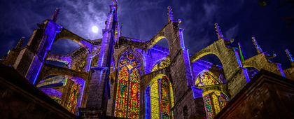 L'&eacute;glise Saint-Pierre illumin&eacute;e par Chartres en lumi&egrave;res