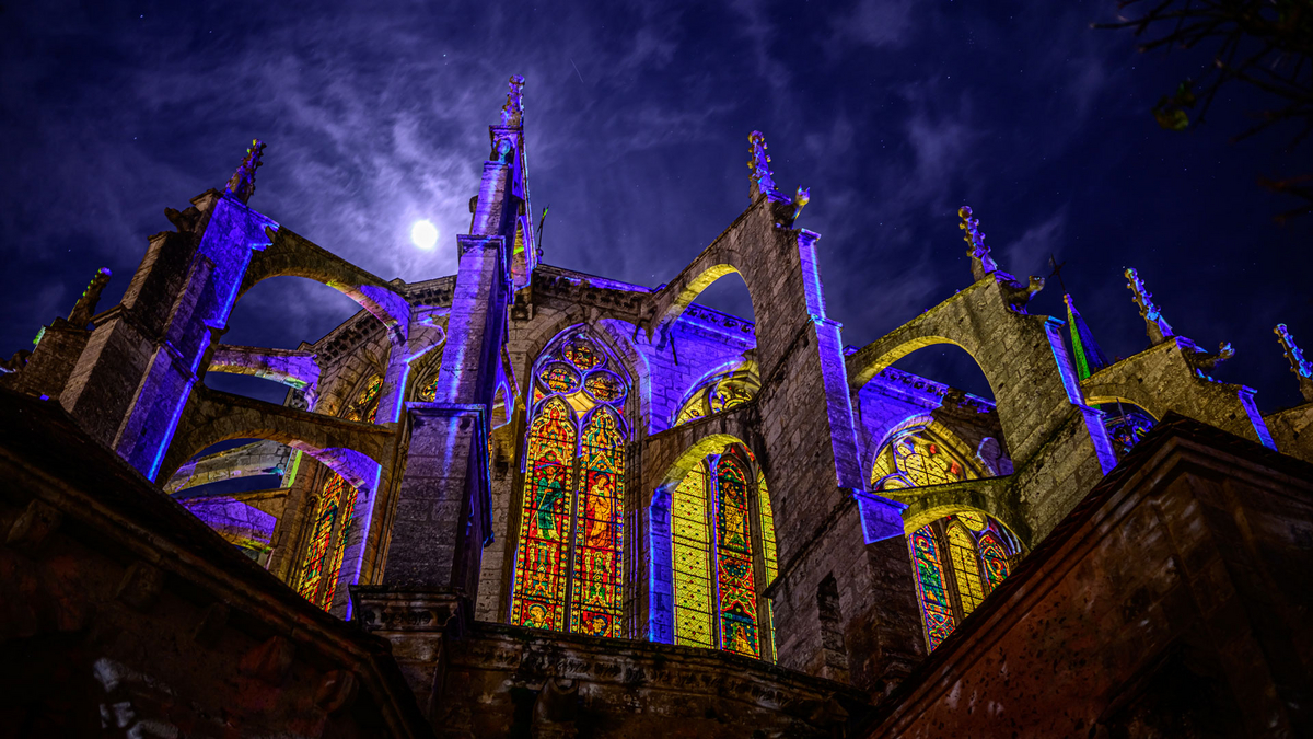 L'&eacute;glise Saint-Pierre illumin&eacute;e par Chartres en lumi&egrave;res