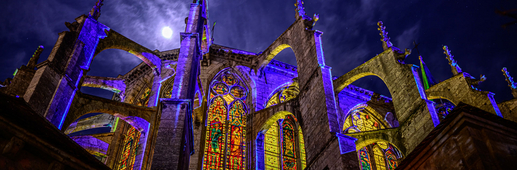 L'&eacute;glise Saint-Pierre illumin&eacute;e par Chartres en lumi&egrave;res