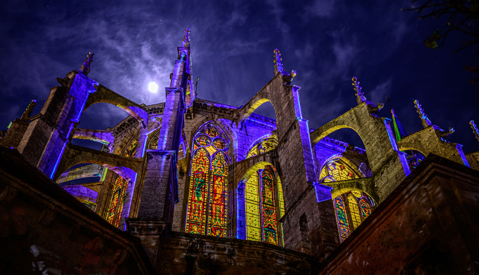 L'&eacute;glise Saint-Pierre illumin&eacute;e par Chartres en lumi&egrave;res