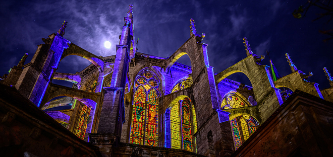 L'&eacute;glise Saint-Pierre illumin&eacute;e par Chartres en lumi&egrave;res