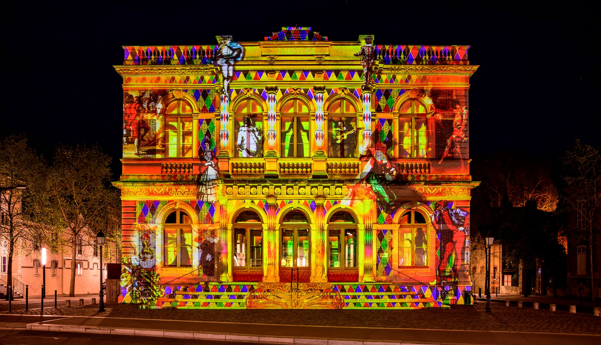 A l'Italienne - illumination du Théâtre de Chartres - Noir Saber