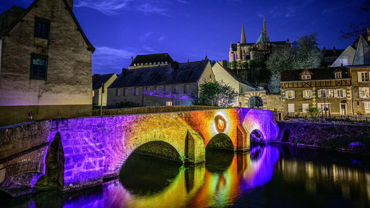 Le pont des Minimes illumin&eacute; par Chartres en lumi&egrave;res